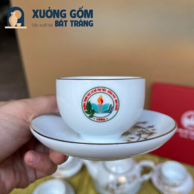 bo-am-chen-gom-su-bat-trang-in-logo-truong-thcs-tan-tien-dong-phu-binh-phuoc-dang-phuong-hoang-hoa-tiet-canh-tre-mau-trang (7)