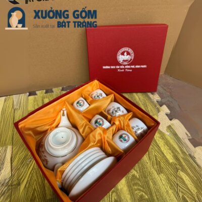 bo-am-chen-gom-su-bat-trang-in-logo-truong-thcs-tan-tien-dong-phu-binh-phuoc-dang-phuong-hoang-hoa-tiet-canh-tre-mau-trang (8)