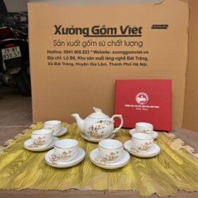 Bộ ấm chén gốm sứ Bát Tràng in logo trường học dáng phượng hoàng họa tiết cành tre màu trắng XG-AC105