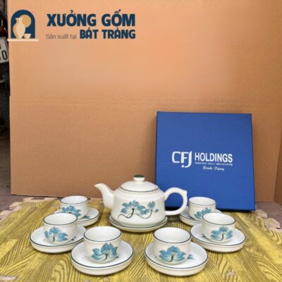 bo-am-chen-gom-su-bat-trang-logo-doanh-nghiep-cfj-holdings-hoa-tiet-ve-tay-sen-xanh-vai-vuong-men-kem (2)