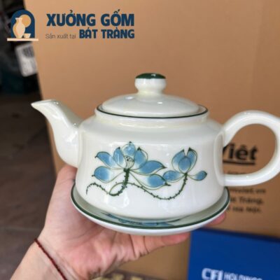 bo-am-chen-gom-su-bat-trang-logo-doanh-nghiep-cfj-holdings-hoa-tiet-ve-tay-sen-xanh-vai-vuong-men-kem (3)