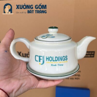 bo-am-chen-gom-su-bat-trang-logo-doanh-nghiep-cfj-holdings-hoa-tiet-ve-tay-sen-xanh-vai-vuong-men-kem (4)