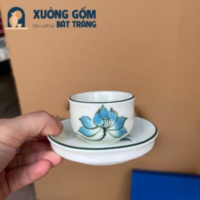 bo-am-chen-gom-su-bat-trang-logo-doanh-nghiep-cfj-holdings-hoa-tiet-ve-tay-sen-xanh-vai-vuong-men-kem (6)