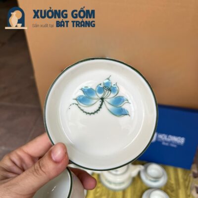 bo-am-chen-gom-su-bat-trang-logo-doanh-nghiep-cfj-holdings-hoa-tiet-ve-tay-sen-xanh-vai-vuong-men-kem (7)