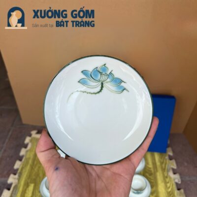 bo-am-chen-gom-su-bat-trang-logo-doanh-nghiep-cfj-holdings-hoa-tiet-ve-tay-sen-xanh-vai-vuong-men-kem (8)