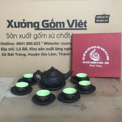 bo-am-chen-tu-sa-bat-trang-in-logo-dai-hoi-dai-bieu-mttq-viet-nam-xa-la-ninh-nap-sen (2)