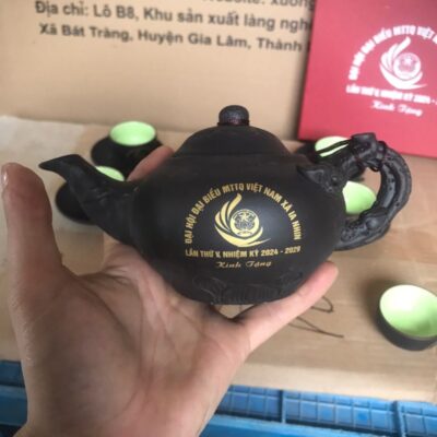 bo-am-chen-tu-sa-bat-trang-in-logo-dai-hoi-dai-bieu-mttq-viet-nam-xa-la-ninh-nap-sen (4)