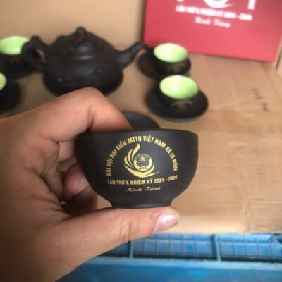 bo-am-chen-tu-sa-bat-trang-in-logo-dai-hoi-dai-bieu-mttq-viet-nam-xa-la-ninh-nap-sen (5)