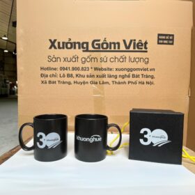 Cốc sứ Bát Tràng in logo kỷ niệm 30 năm thành lập Công ty TNHH Khương Huê dáng trụ quai C màu đen XG-LS195