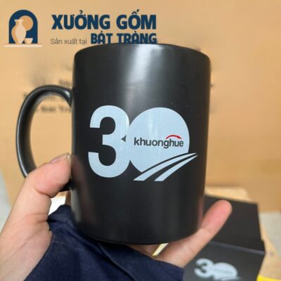coc-su-bat-trang-in-logo-ky-niem-30-nam-thanh-lap-cong-ty-tnhh-khuong-hue-dang-tru-quai-c-mau-den (3)