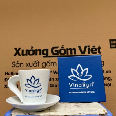 coc-su-bat-trang-in-logo-nha-khoa-vinalign-viet-nam-dang-vat-mau-trang-quai-xoan-co-kem-dia-lot (2)