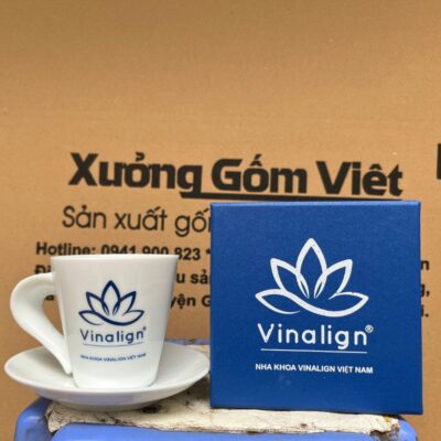 coc-su-bat-trang-in-logo-nha-khoa-vinalign-viet-nam-dang-vat-mau-trang-quai-xoan-co-kem-dia-lot