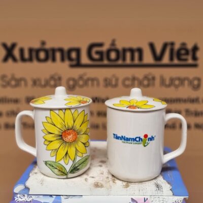 coc-su-bat-trang-in-logo-tan-nam-chinh-vietnam-logistics-dang-tru-cao-co-nap-hoa-tiet-hoa-huong-duong-mau-trang (2)