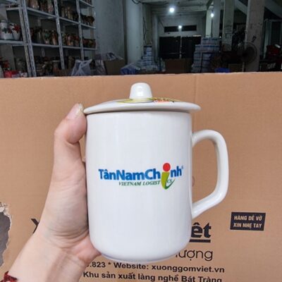 coc-su-bat-trang-in-logo-tan-nam-chinh-vietnam-logistics-dang-tru-cao-co-nap-hoa-tiet-hoa-huong-duong-mau-trang (3)