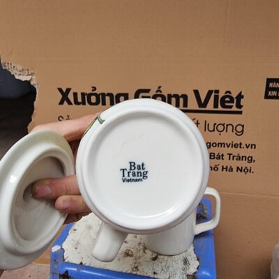 coc-su-bat-trang-in-logo-tan-nam-chinh-vietnam-logistics-dang-tru-cao-co-nap-hoa-tiet-hoa-huong-duong-mau-trang (4)