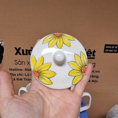 coc-su-bat-trang-in-logo-tan-nam-chinh-vietnam-logistics-dang-tru-cao-co-nap-hoa-tiet-hoa-huong-duong-mau-trang (5)