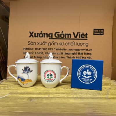 coc-su-bat-trang-in-logo-trung-tam-giao-duc-nghe-nghiep-giao-duc-thuong-xuyen-huyen-phu-loc-tinh-thua-thien-hue-dang-bau-mau-trang-co-nap-ngon-lua-hoa-tiet-hoa-sen-xanh-ke-chi-vang (2)