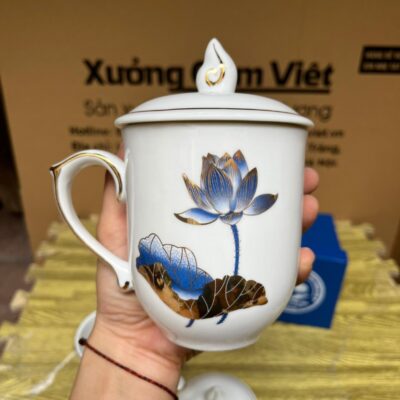 coc-su-bat-trang-in-logo-trung-tam-giao-duc-nghe-nghiep-giao-duc-thuong-xuyen-huyen-phu-loc-tinh-thua-thien-hue-dang-bau-mau-trang-co-nap-ngon-lua-hoa-tiet-hoa-sen-xanh-ke-chi-vang (3)