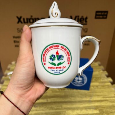 coc-su-bat-trang-in-logo-trung-tam-giao-duc-nghe-nghiep-giao-duc-thuong-xuyen-huyen-phu-loc-tinh-thua-thien-hue-dang-bau-mau-trang-co-nap-ngon-lua-hoa-tiet-hoa-sen-xanh-ke-chi-vang (4)