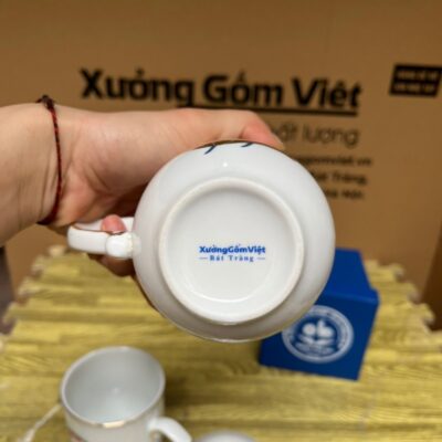 coc-su-bat-trang-in-logo-trung-tam-giao-duc-nghe-nghiep-giao-duc-thuong-xuyen-huyen-phu-loc-tinh-thua-thien-hue-dang-bau-mau-trang-co-nap-ngon-lua-hoa-tiet-hoa-sen-xanh-ke-chi-vang (5)