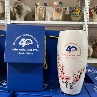 lo-hoa-gom-su-bat-trang-in-logo-ky-niem-40-nam-ngay-tro-ve-truong-cap-iii-bo-trach-dang-bom-hoa-tiet-chim-en-canh-dao-men-xuoc-mau-trang (2)