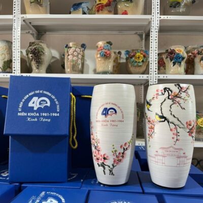 lo-hoa-gom-su-bat-trang-in-logo-ky-niem-40-nam-ngay-tro-ve-truong-cap-iii-bo-trach-dang-bom-hoa-tiet-chim-en-canh-dao-men-xuoc-mau-trang (3)