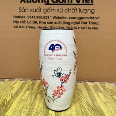 lo-hoa-gom-su-bat-trang-in-logo-ky-niem-40-nam-ngay-tro-ve-truong-cap-iii-bo-trach-dang-bom-hoa-tiet-chim-en-canh-dao-men-xuoc-mau-trang (4)