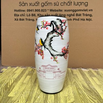 lo-hoa-gom-su-bat-trang-in-logo-ky-niem-40-nam-ngay-tro-ve-truong-cap-iii-bo-trach-dang-bom-hoa-tiet-chim-en-canh-dao-men-xuoc-mau-trang (5)