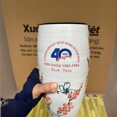 lo-hoa-gom-su-bat-trang-in-logo-ky-niem-40-nam-ngay-tro-ve-truong-cap-iii-bo-trach-dang-bom-hoa-tiet-chim-en-canh-dao-men-xuoc-mau-trang (6)