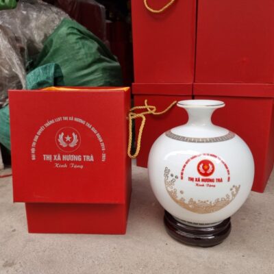 binh-hut-loc-gom-su-bat-trang-in-logo-dai-hoi-thi-dua-quyet-thang-llvt-thi-xa-phuong-tra-giai-doan-2019-2024-mau-trang-hoa-tiet-thuan-buom-xuoi-gio-vang-kim (2)