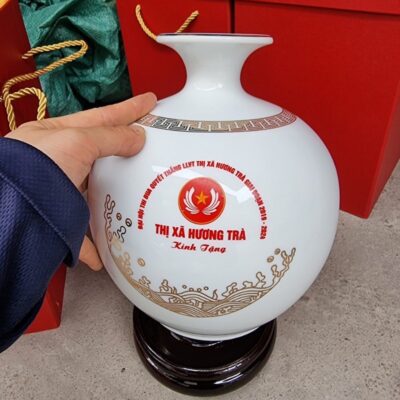 binh-hut-loc-gom-su-bat-trang-in-logo-dai-hoi-thi-dua-quyet-thang-llvt-thi-xa-phuong-tra-giai-doan-2019-2024-mau-trang-hoa-tiet-thuan-buom-xuoi-gio-vang-kim (3)