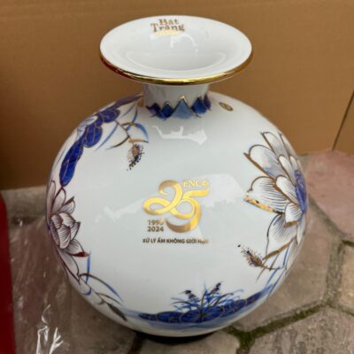 binh-hut-loc-gom-su-bat-trang-in-logo-ky-niem-25-thanh-lap-cong-ty-enc-hoa-tiet-sen-xanh-vang-kim-mau-trang (2)