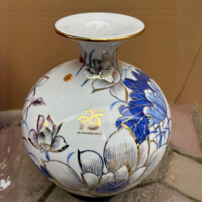 binh-hut-loc-gom-su-bat-trang-in-logo-ky-niem-25-thanh-lap-cong-ty-enc-hoa-tiet-sen-xanh-vang-kim-mau-trang (3)