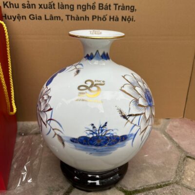 binh-hut-loc-gom-su-bat-trang-in-logo-ky-niem-25-thanh-lap-cong-ty-enc-hoa-tiet-sen-xanh-vang-kim-mau-trang (4)