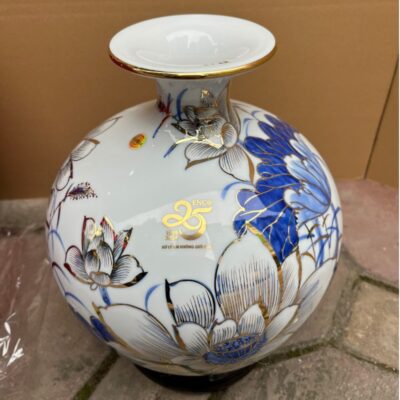 binh-hut-loc-gom-su-bat-trang-in-logo-ky-niem-25-thanh-lap-cong-ty-enc-hoa-tiet-sen-xanh-vang-kim-mau-trang (5)