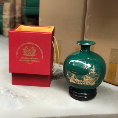 binh-hut-loc-gom-su-bat-trang-in-logo-ky-niem-78-nam-truyen-thong-luc-luong-tham-muu-cand-cuc-doi-ngoai-bo-cong-an-mau-xanh-luc-hoa-tiet-thuan-buom-xuoi-gio-vang-kim (2)