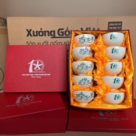Bộ 10 bát cơm gốm sứ Bát Tràng in logo kỷ niệm 10 năm thành lập Công đoàn Công ty TNHH Yotsugi Việt Nam màu trắng họa tiết hoa sen xanh XG-BC27 