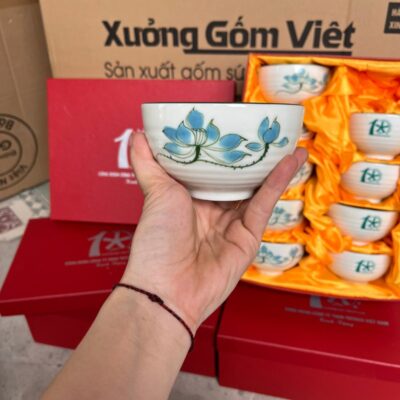 bo-10-bat-com-gom-su-bat-trang-in-logo-ky-niem-10-nam-thanh-lap-cong-doan-cong-ty-tnhh-yotsugi-viet-nam-mau-trang-hoa-tiet-hoa-sen-xanh (3)