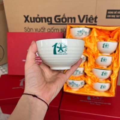 bo-10-bat-com-gom-su-bat-trang-in-logo-ky-niem-10-nam-thanh-lap-cong-doan-cong-ty-tnhh-yotsugi-viet-nam-mau-trang-hoa-tiet-hoa-sen-xanh (4)