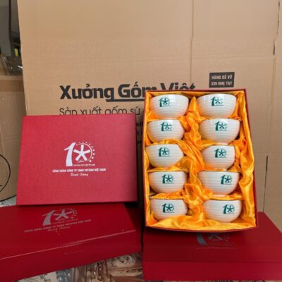 bo-10-bat-com-gom-su-bat-trang-in-logo-ky-niem-10-nam-thanh-lap-cong-doan-cong-ty-tnhh-yotsugi-viet-nam-mau-trang-hoa-tiet-hoa-sen-xanh