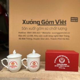 Bộ 2 cốc sứ Bát Tràng in logo Đại hội Đại biểu Mặt trận Tổ Quốc Việt Nam Phường Hoài Hương màu trắng dáng ngọn lửa có nắp XG-LS216