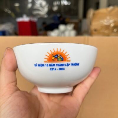 bo-6-bat-com-gom-su-bat-trang-in-logo-ky-niem-10-nam-thanh-lap-truong-mau-trang (2)