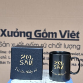 Cốc sứ Bát Tràng in logo 20 San dáng trụ quai C màu đen XG-LS215