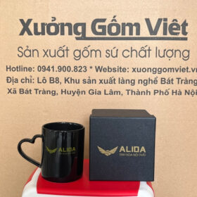 Cốc sứ Bát Tràng in logo ALIDA - Tinh hoa nội thất dáng trụ màu đen quai trái tim XG-LS208