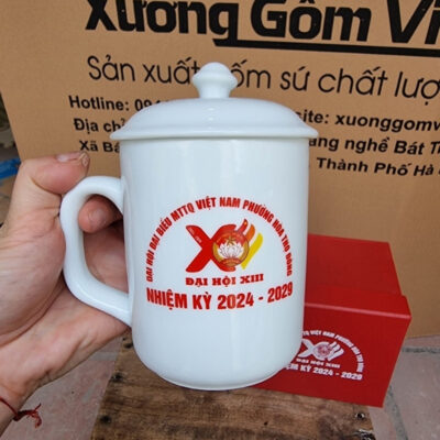 coc-su-bat-trang-in-logo-dai-hoi-dai-bieu-mttq-viet-nam-phuong-hoa-tho-dong-dai-hoi-xiii-nhiem-ky-2024-2029-dang-bau-co-nap-mau-trang (2)