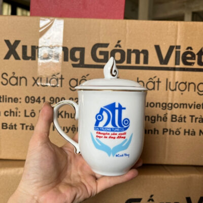 coc-su-bat-trang-in-logo-dai-truong-tung-co-dang-bau-mau-trang-co-nap-ngon-lua-ke-chi-vang (2)