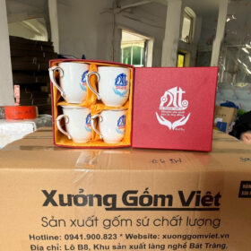 Bộ 4 cốc sứ Bát Tràng in logo DAI TRUONG TUNG CO dáng ngọn lửa có nắp màu trắng kẻ chỉ vàng XG-LS209
