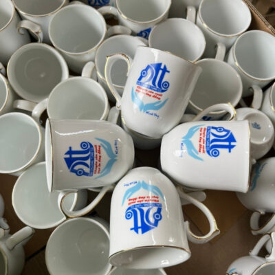 coc-su-bat-trang-in-logo-dai-truong-tung-co-dang-bau-mau-trang-co-nap-ngon-lua-ke-chi-vang (4)