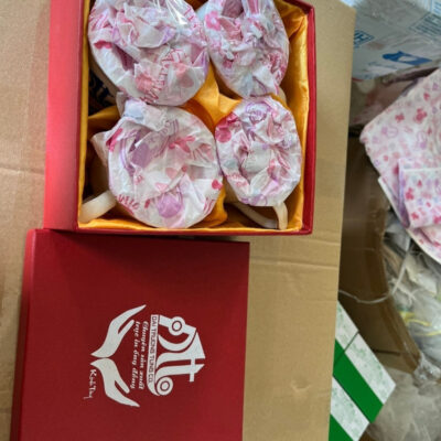 coc-su-bat-trang-in-logo-dai-truong-tung-co-dang-bau-mau-trang-co-nap-ngon-lua-ke-chi-vang (5)