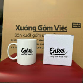 Cốc sứ Bát Tràng in logo Enkei dáng trụ quai C màu trắng XG-LS205